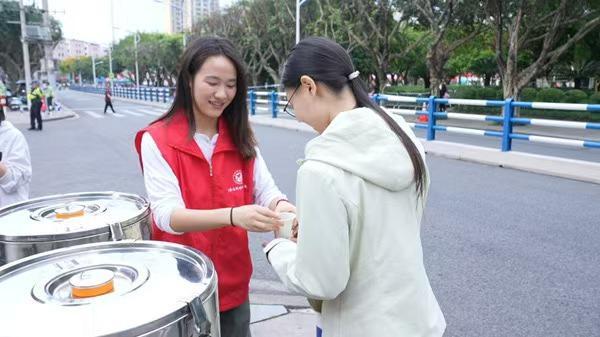 九游娱乐-铜梁龙体育场首场中超联赛 暖心宠粉让球迷似“回家”